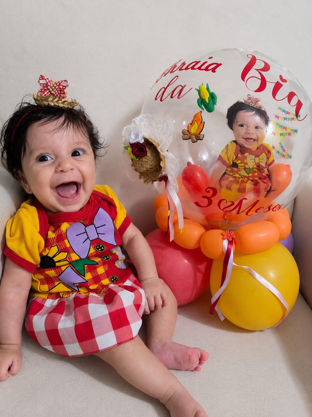 Balão Bubble personalizado com foto de bebê ao lado da aniversariante