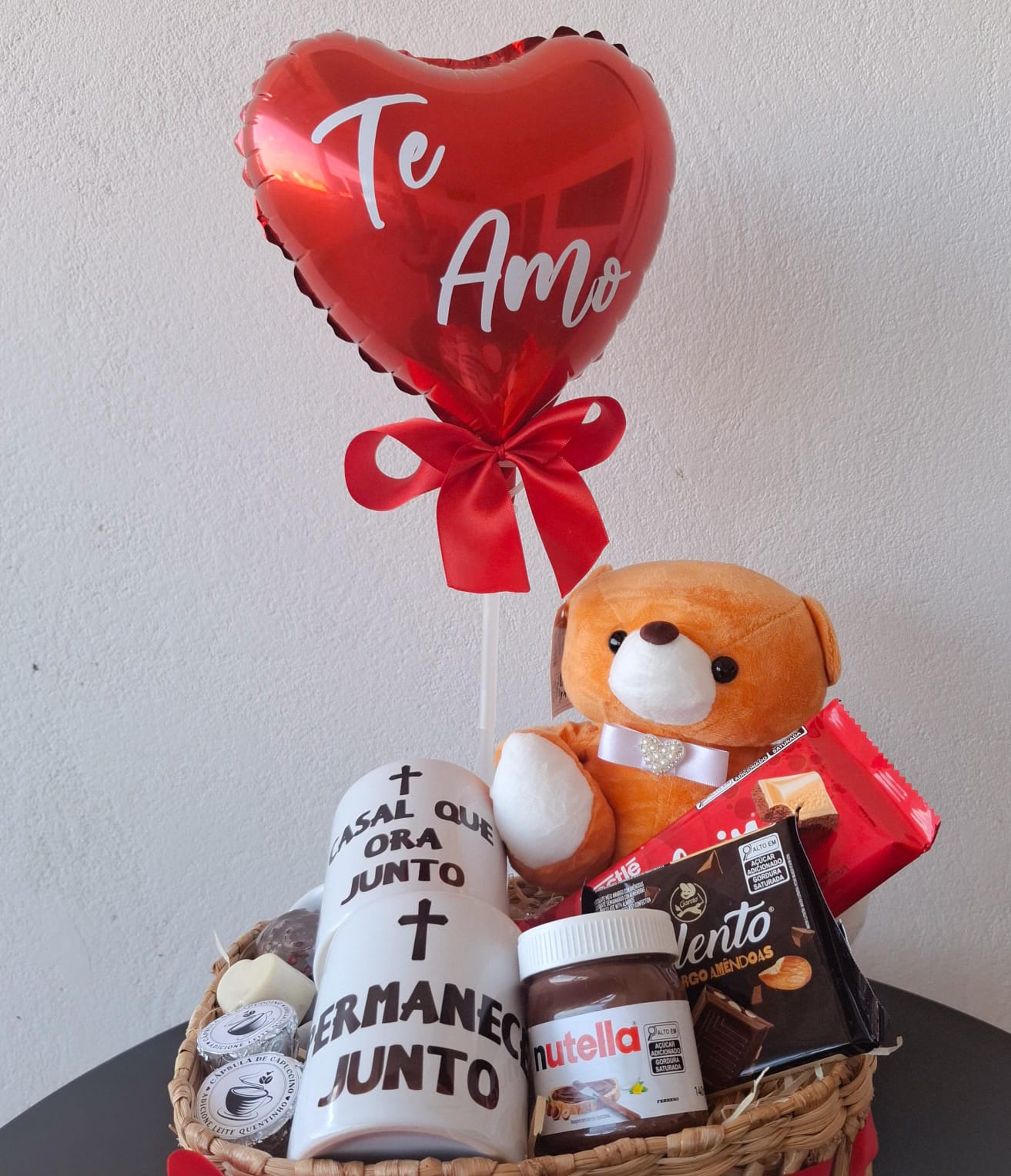 Cesta de presente com caneca personalizada, urso de pelúcia e balão Te Amo
