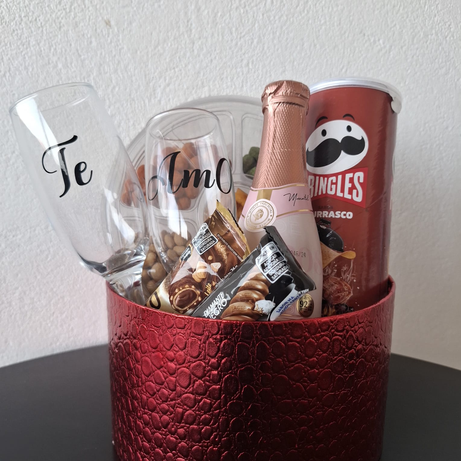 Cesta personalizada com taças escritas Te Amo, espumante e chocolates