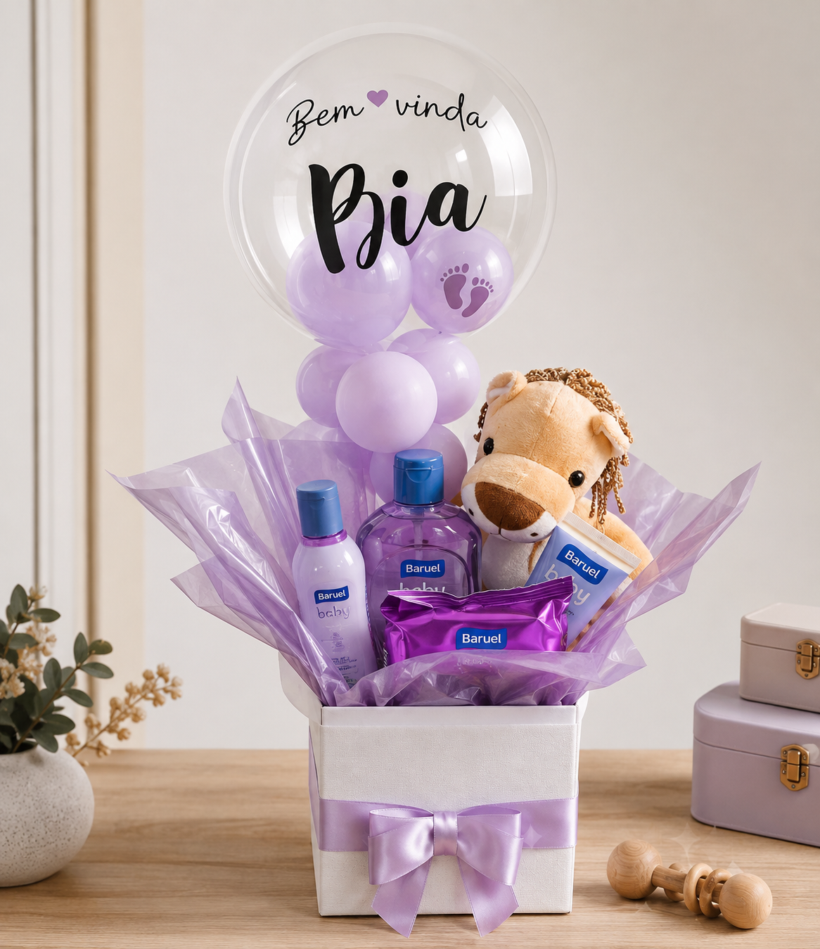 Balão Bubble, cesta de produtos personalizados e pelúcia para chegada do bebê Bia